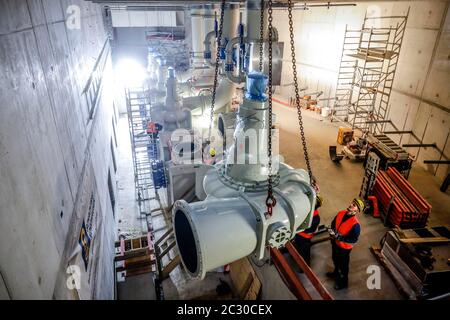 Installazione di pompe per acque reflue nella nuova stazione di pompaggio Oberhausen, nuova costruzione della fogna Emscher, conversione Emscher, Oberhausen, Ruhr Foto Stock