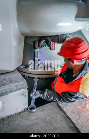 Installazione di pompe per acque reflue nella nuova stazione di pompaggio Oberhausen, nuova costruzione della fogna Emscher, conversione Emscher, Oberhausen, Ruhr Foto Stock