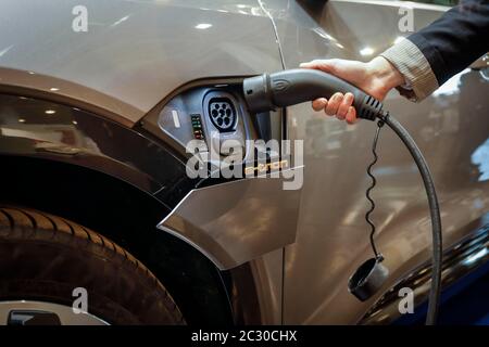 Audi e-tron Electric SUV in carica, stand alla fiera e-World Energy Water, Essen, Nord Reno-Westfalia, Germania Foto Stock