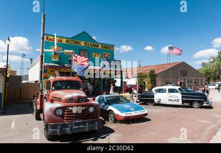 Vecchie auto, auto d'epoca di fronte al negozio generale Seligman sundries, Historic Route 66, Seligman, Arizona, USA Foto Stock