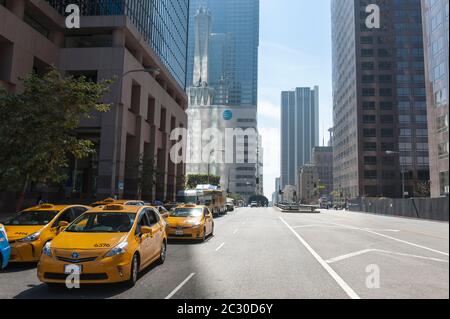 Taxi gialli, S Grand Ave, angolo di W 4th St, centro di Los Angeles, Los Angeles, California, Stati Uniti Foto Stock