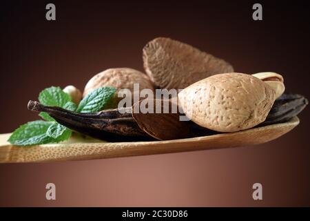 Mescolare la frutta secca sul cucchiaio Foto Stock