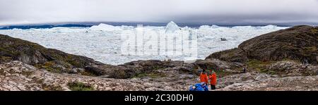 Turisti che ammirano Ilulissat Icefjord, Groenlandia Foto Stock