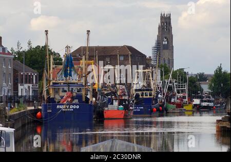 Barche da pesca ormeggiate sul fiume Haven (Witham) su High St. Foto Stock