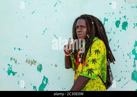 Rasta su un muro di gesso crumbling, Santiago de Cuba, Cuba Foto Stock