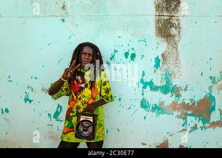 Rasta su un muro di gesso crumbling, Santiago de Cuba, Cuba Foto Stock