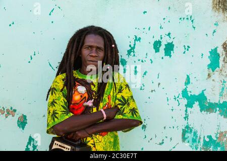 Rasta su un muro di gesso crumbling, Santiago de Cuba, Cuba Foto Stock