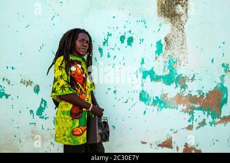 Rasta su un muro di gesso crumbling, Santiago de Cuba, Cuba Foto Stock