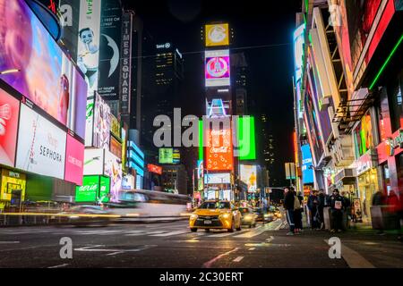 Tipico taxi giallo nel traffico, Times Square di notte, Midtown Manhattan, New York City, New York state, USA Foto Stock