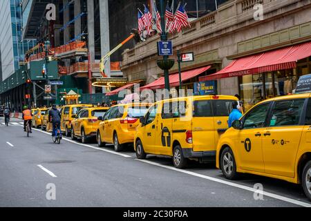 Tipico taxi giallo si trova di fronte alla Grand Central Station, al Grand Central Terminal, a Manhattan, a New York City, a New York, negli Stati Uniti Foto Stock