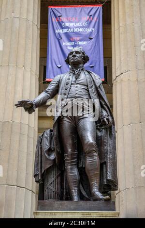 George Washington Memorial di fronte al Federal Hall di Wall Street, quartiere finanziario, Manhattan, New York City, New York state, USA Foto Stock