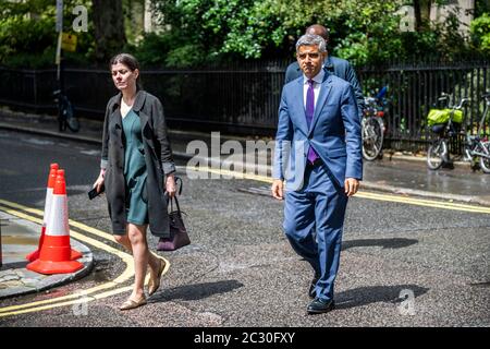 Londra, Regno Unito. 18 Giugno 2020. Sadiq Khan arriva per la cerimonia - Macron e il principe Carlo, con Camilla, corone laiche alla statua di de gaulle - . Il presidente Emmanuel Macron visita Londra in occasione dell'ottantesimo anniversario della trasmissione della seconda guerra mondiale del generale Charles De Gaulle. Dà a Londra la Legione D'Honeur e incontra il Principe di Galles e Boris Johnson. Credit: Guy Bell/Alamy Live News Foto Stock