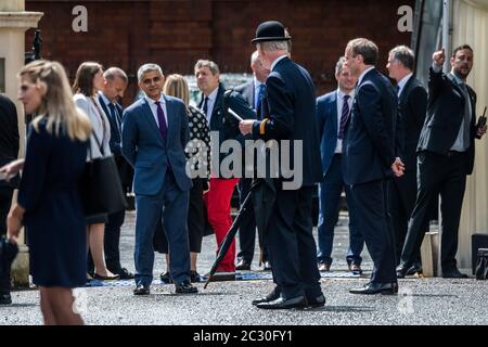 Londra, Regno Unito. 18 Giugno 2020. Sadiq Khan parla con Dominic raab prima della cerimonia - Macron e il principe Carlo, con Camilla, depongono le corone alla statua di de gaulle - . Il presidente Emmanuel Macron visita Londra in occasione dell'ottantesimo anniversario della trasmissione della seconda guerra mondiale del generale Charles De Gaulle. Dà a Londra la Legione D'Honeur e incontra il Principe di Galles e Boris Johnson. Credit: Guy Bell/Alamy Live News Foto Stock