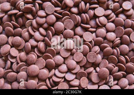 Cioccolato sfondo chips. Cacao 75%. Vista dall'alto. Foto Stock