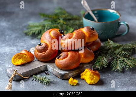 Panini svedesi fatti in casa con zafferano e uvetta. Foto Stock