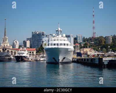 Russia, Sochi 05.10.2019. Grande barca bianca nel porto di Sochi Foto Stock