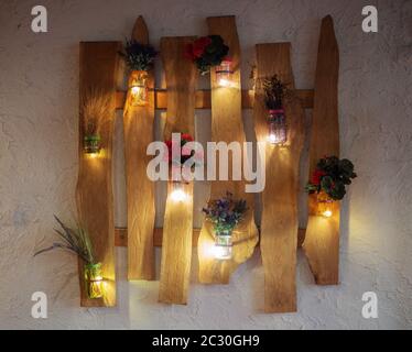 Vasi decorativi e fiori con concetto di arredamento interno sul davanzale,  ancora vita bella vaso con fiori secchi. Il concetto di comfort e casa Foto  stock - Alamy