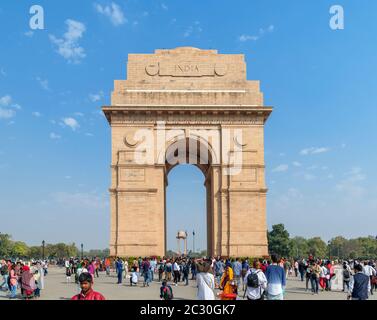 Folle di persone di fronte al cancello India, Rajpath, Nuova Delhi, Delhi, India Foto Stock