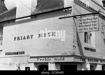 AJAXNETPHOTO. 6 MAGGIO 1967. PORTSMOUTH, INGHILTERRA. - CARTELLI PUB - I MARINAI TORNANO CASA PUBBLICA ALL'ANGOLO DI PROSPCT ROAD E MILE END ROAD CON RIMA SEGNO APPESO A WLCOME PATRONI CHE RECITA: 'QUESTO SEGNO PENDE IN ALTO E NON OSTACOLA NESSUNO, RINFRESCARE E POI JOG ON.'PHOTO:JONATHAN EASTLAND/AJAX REF:356774 0 42A Foto Stock