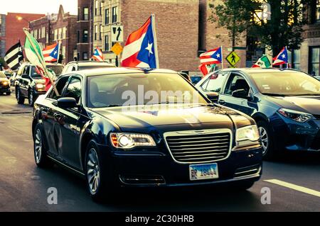 Chicago, USA-14 giugno 2020: Centinaia di auto formano una roulotte nel quartiere di Humboldt Park per esprimere l'orgoglio di Puerto Rican Foto Stock