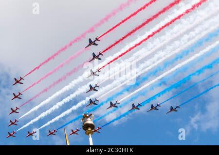 18 giugno 2020. Londra, Regno Unito. Le frecce rosse e le loro controparti francesi, la Patrouille de France sorvolano Buckingham Palace e il centro di lo Foto Stock