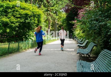 I parigini che si jogging nel Parc Monceau - Parigi, Francia Foto Stock