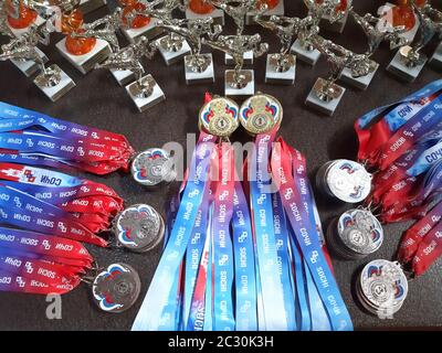 Kickboxing sports awards sotto forma di coppe e medaglie sono sul tavolo. Russia, Sochi 07.21.2019 Foto Stock