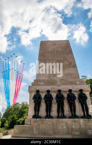 Londra, Regno Unito. 18 Giugno 2020. Macron incontra Boris Johnson in via di uscita e poi guardano le frecce rosse eseguire un flypassato con le controparti francesi la Patrouille de France, in Horse Guards Parade. Il presidente Emmanuel Macron visita Londra in occasione dell'ottantesimo anniversario della trasmissione della seconda guerra mondiale del generale Charles De Gaulle. Dà a Londra la Legione D'Honeur e incontra il Principe di Galles e Boris Johnson. Credit: Guy Bell/Alamy Live News Foto Stock