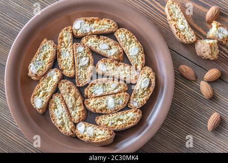 Cantuccini sulla piastra su sfondo di legno Foto Stock