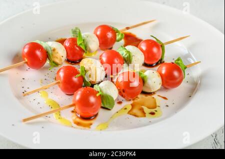 Spiedini di insalata caprese con salsa balsamica Foto Stock