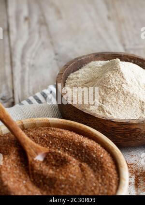 Teff farina e farina di teff in ciotole primo piano Foto Stock