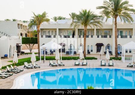 Case bianche e piscina sul territorio di cinque stelle hotel a Sharm El Sheikh. Estate in Egitto. Foto Stock