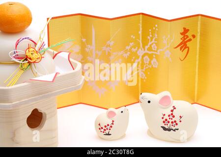 Bambole di Nezumi Mouse. Giapponese anno nuova scheda. Giapponese anno nuovo oggetto del Mouse. Parola giapponese di questa fotografia significa "celebrazione, congraturations' Foto Stock