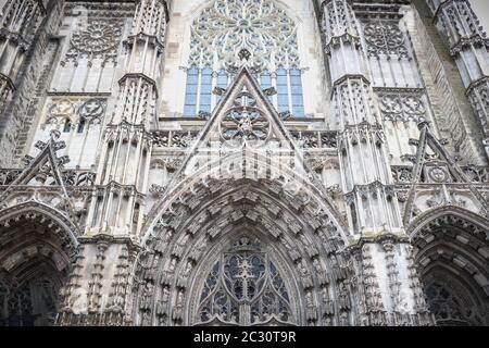 Dettaglio architettonico della cattedrale cattolica romana Saint Gatien in Tours, Indre et Loire, Francia Foto Stock