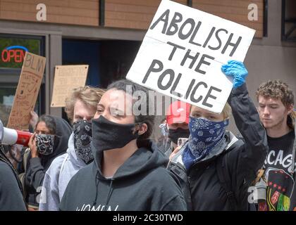 Molti portando segni, la gente marciano lungo una strada durante un 7 giugno 2020, Black Lives materia di protesta a Eugene, Oregon. Foto Stock