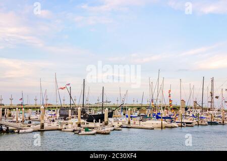 Le barche sono attraccate al porticciolo municipale di St. Augustine, 10 aprile 2015, a St. Augustine, Florida. (Foto di Carmen K. Sisson/Cloudybright) Foto Stock