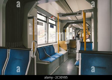 tram ad alta velocità sulla strada della città. Tram moderno a Dusseldorf, Germania 20 ottobre 2018. Vista interna del tram, abitacolo Foto Stock