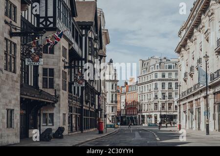 Londra, UK - 13 giugno 2020: Vista di Great Marlborough Street vuota di fronte a negozi chiusi e Liberty Department Store a Soho, una zona di Londra fa Foto Stock