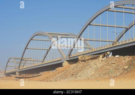 Un ponte autostradale incompiuto nel quartiere costiero di Cambérène, Dakar, Senegal Foto Stock