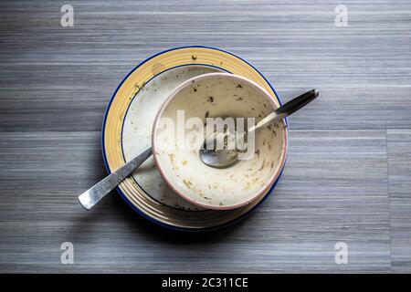 Piatti sporchi su sfondo di legno Foto Stock