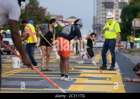 Austin, Texas, Stati Uniti. 18 Giugno 2020. Artisti di strada dipingono un murale sulla 11 ° est del centro che dice ''Black Artists Matters''' il 18 giugno 2020, due giorni dopo lo stesso gruppo dipinto ''Black Austin Matters'' in grandi lettere gialle su Congress Avenue, la strada principale di Austin, Texas. Molte altre città degli Stati Uniti hanno creato murales iniziato quando ''Black Lives Matter'' è stato dipinto vicino alla Casa Bianca a Washington, DC Credit: Bob Daemmrich/ZUMA Wire/Alamy Live News Foto Stock