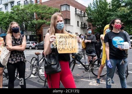 New York, NY - 18 giugno 2020: Poche decine protestarono contro il razzismo del proprietario della Taverna Tommy nella zona di Greenpoint a Brooklyn Foto Stock