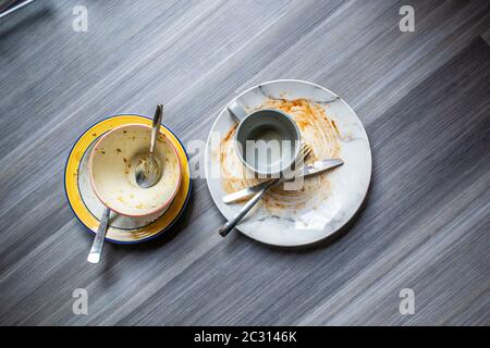 Piatti sporchi su sfondo di legno Foto Stock