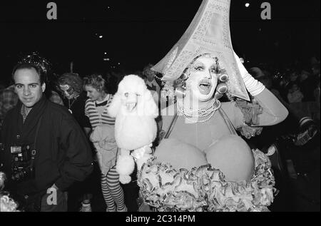 Uomo con cappello alla Torre Eiffel al Greenwich Village Halloween Parade, New York City, USA negli anni '80 fotografato con film in bianco e nero di notte. Foto Stock