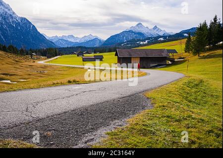 Pascoli tra KrÃ¼n e Mittenwald Foto Stock
