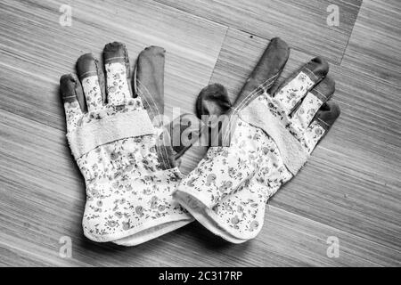 Guanti da giardinaggio da donna su sfondo di legno Foto stock - Alamy