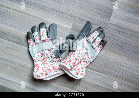 Guanti da giardinaggio da donna su sfondo di legno Foto stock - Alamy