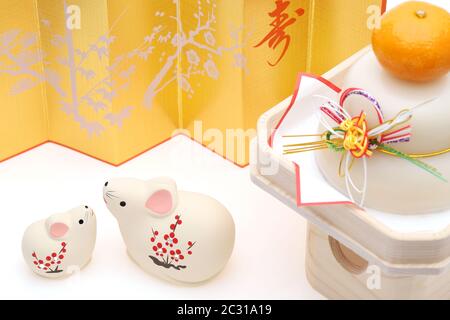 Bambole di Nezumi mouse. Tessera giapponese per il nuovo anno. Giapponese nuovo anno mouse oggetto. Parola giapponese di questa fotografia significa 'celebrazione o congraturazioni' Foto Stock