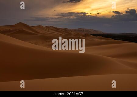 Le dune di sabbia nel deserto dei Gobi al tramonto Foto Stock