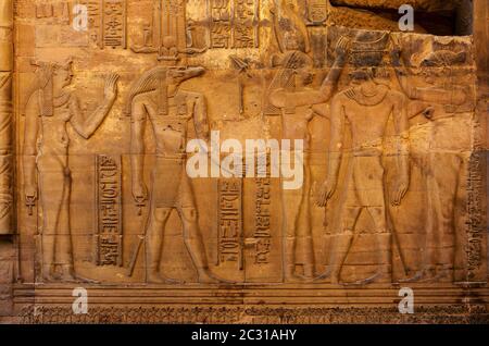 Sculture in geroglifico in antico tempio Foto Stock